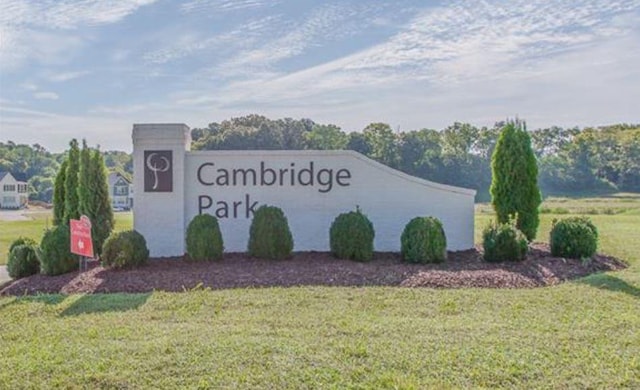 community sign with a lawn