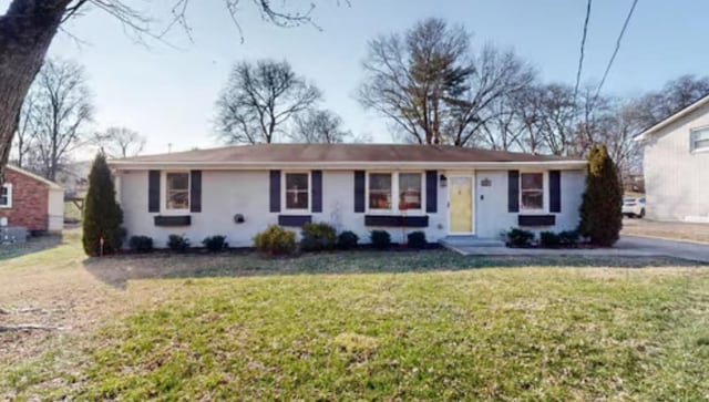 ranch-style house featuring a front yard