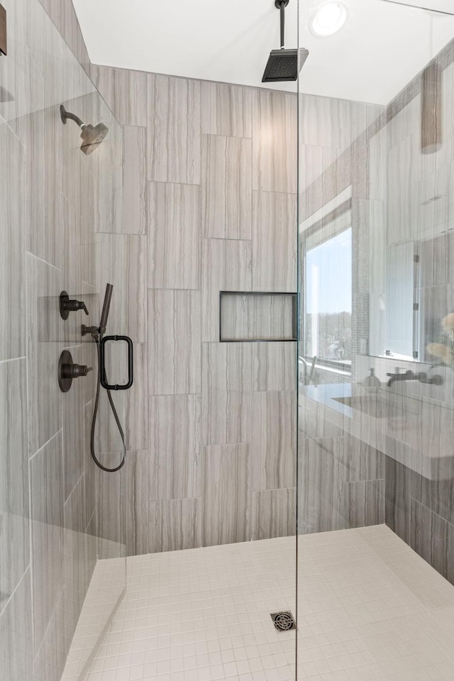 bathroom featuring tiled shower