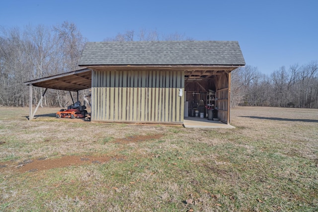 view of outdoor structure featuring a yard