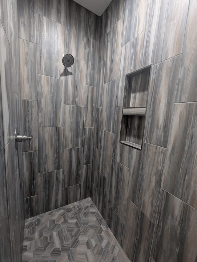 bathroom featuring tiled shower