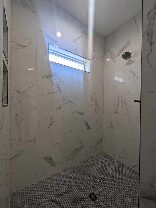 bathroom featuring tiled shower