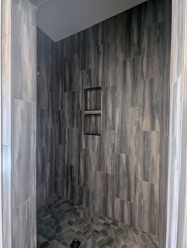 bathroom featuring tiled shower