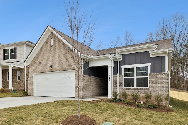 view of front facade featuring a garage and a front lawn