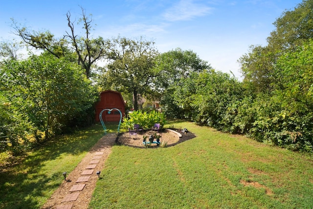 view of yard featuring a storage unit