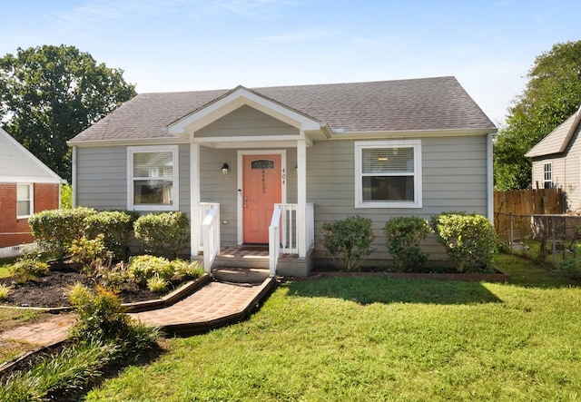 view of front of property featuring a front yard