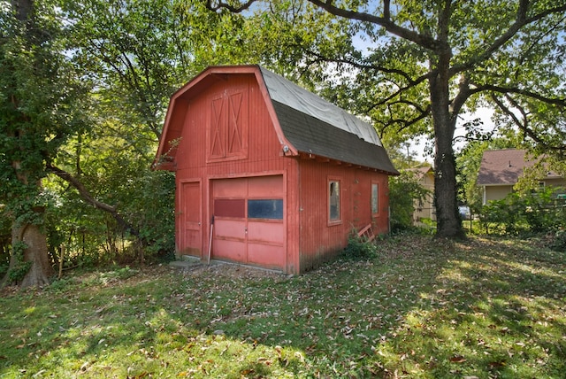 view of outdoor structure featuring a garage and a yard