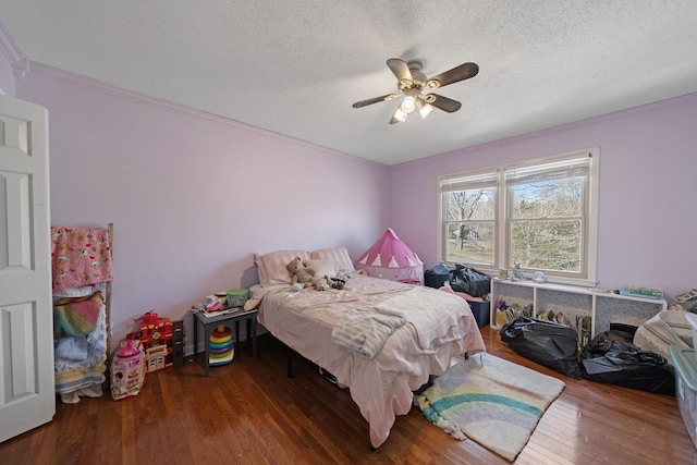 bedroom featuring a textured ceiling, dark hardwood / wood-style floors, and ceiling fan