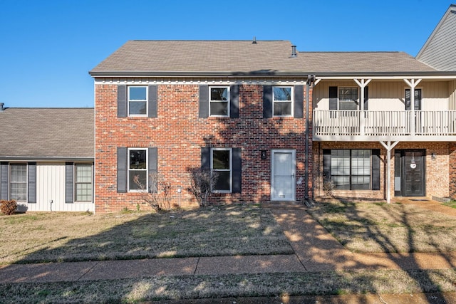 view of front of home with a front lawn