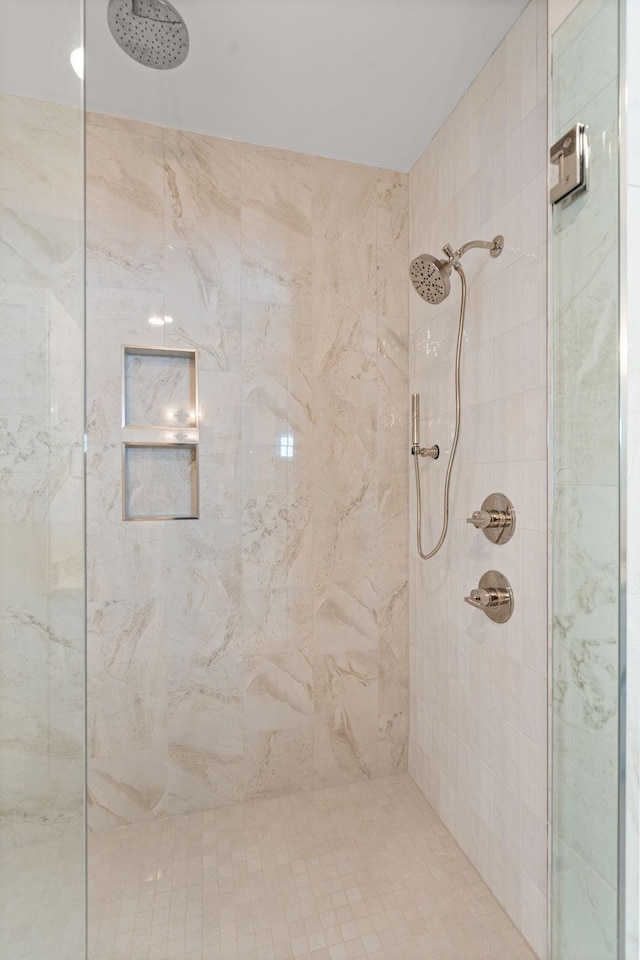 bathroom featuring a tile shower