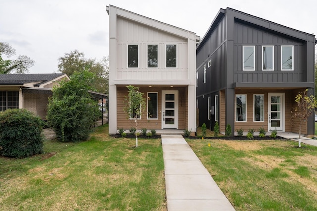 view of front facade with a front yard