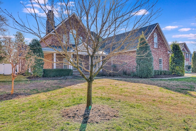 view of front property featuring a front yard