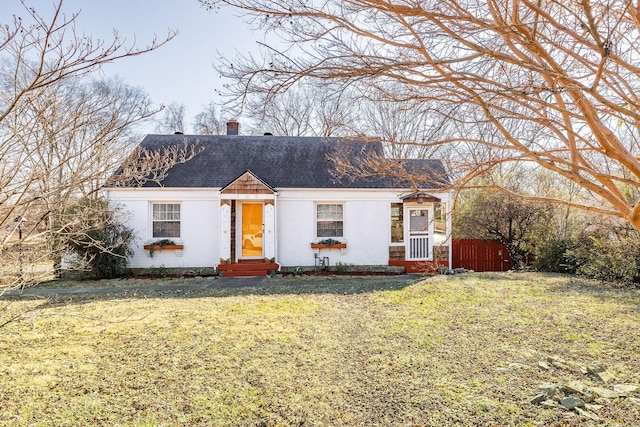 ranch-style home featuring a front lawn