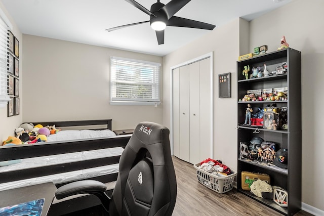 bedroom featuring light hardwood / wood-style flooring, a closet, and ceiling fan