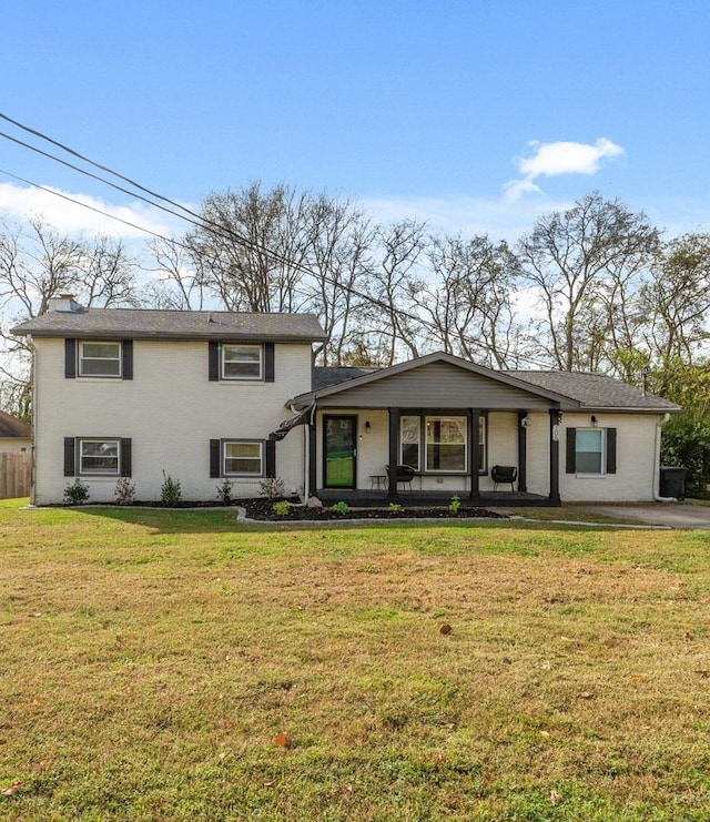 view of front of property featuring a front lawn