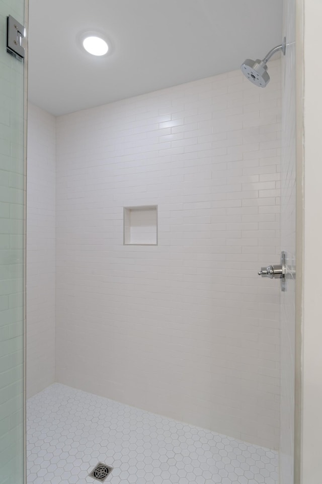 bathroom featuring a tile shower