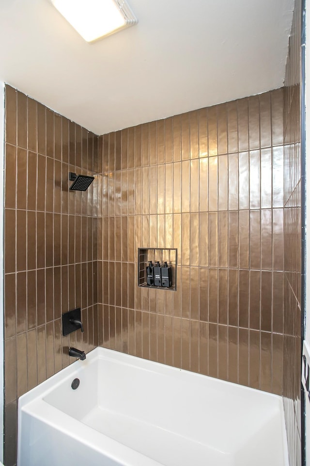 bathroom featuring tiled shower / bath combo