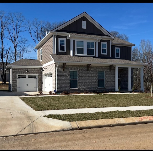 view of front facade featuring a front yard