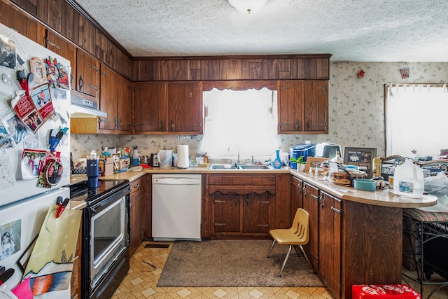 kitchen with a breakfast bar, dishwasher, fridge, kitchen peninsula, and black electric range