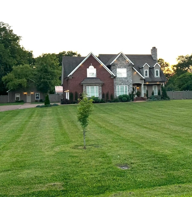 view of front of home featuring a front lawn