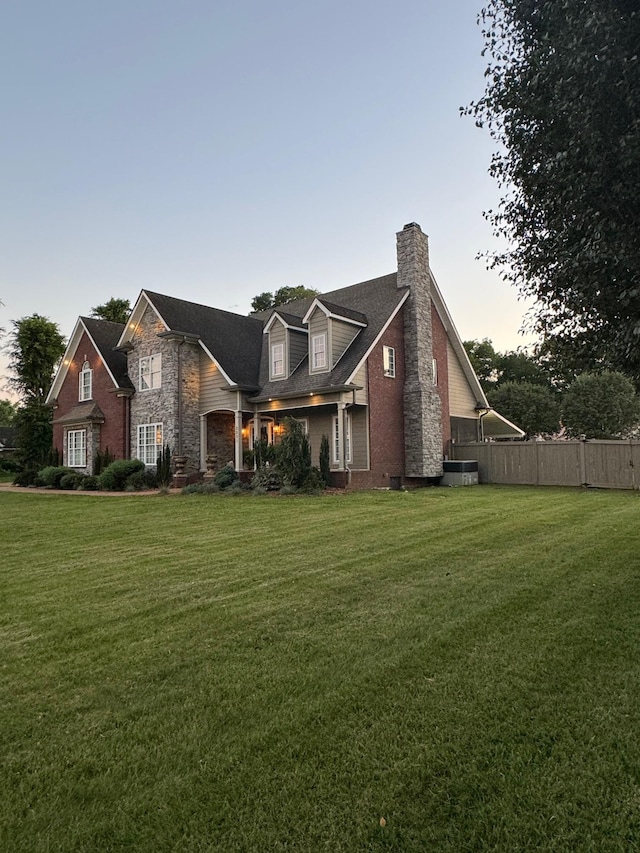 view of front of house featuring a lawn