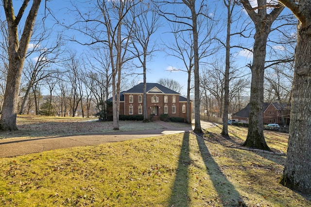 view of front facade with a front lawn