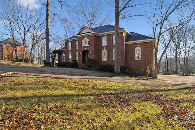 view of front of house featuring a front yard