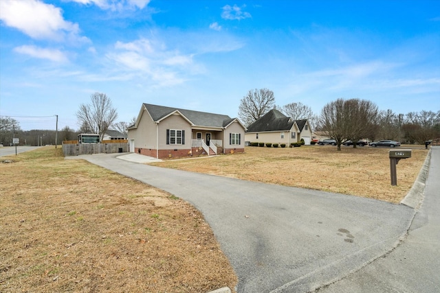 view of front of house featuring a front lawn