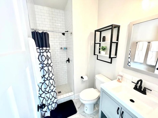 bathroom featuring a shower with curtain, vanity, and toilet