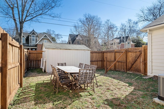 view of yard featuring a storage shed