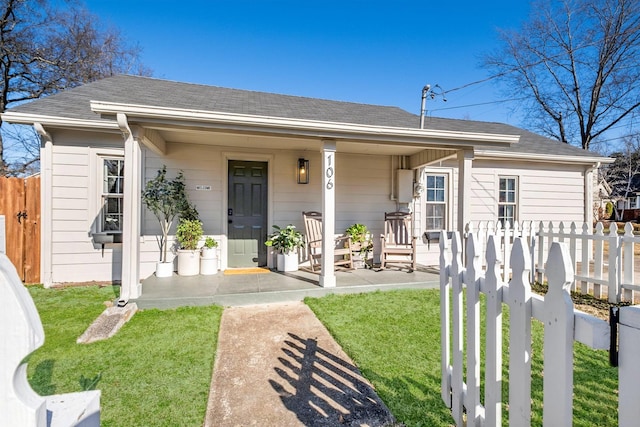 view of front of property featuring a porch and a front yard