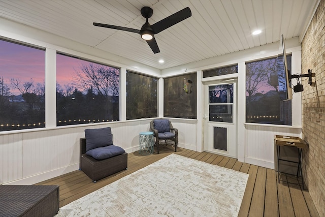 sunroom with ceiling fan