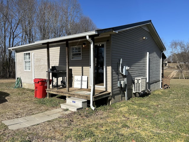 view of front of house featuring central AC unit and a front yard