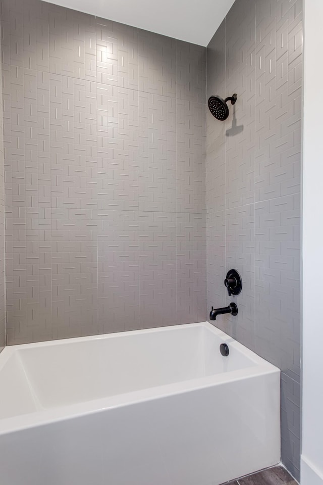 bathroom featuring tiled shower / bath combo