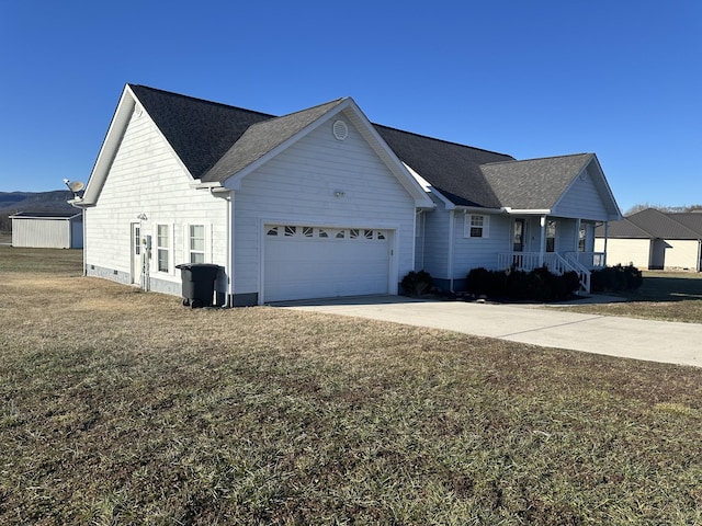 view of front facade featuring a garage and a front yard