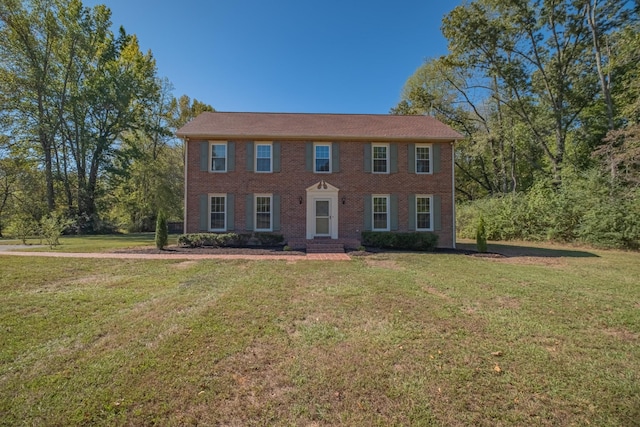 colonial home featuring a front lawn