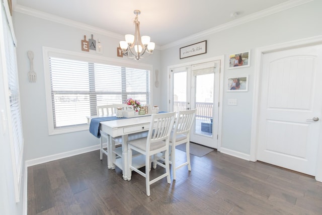 dining area featuring crown molding, dark hardwood / wood-style floors, and an inviting chandelier