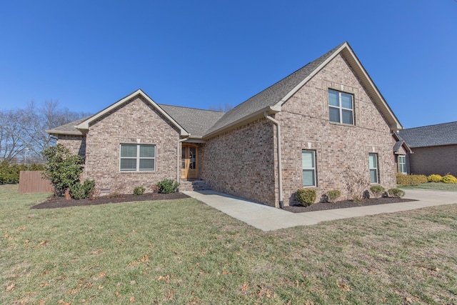 view of front of property featuring a front lawn