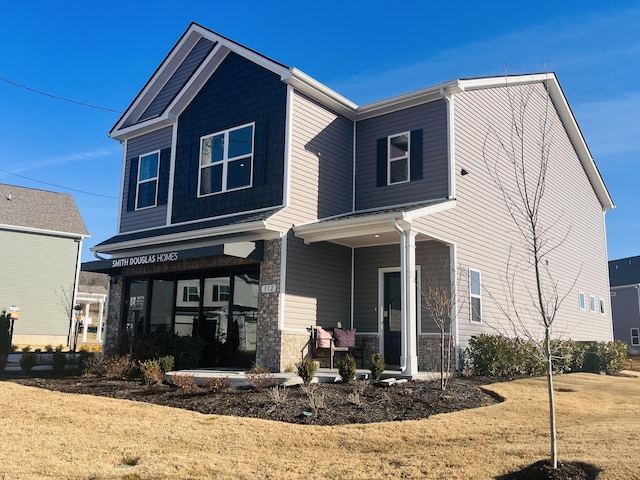 view of front of property featuring a front yard and a porch