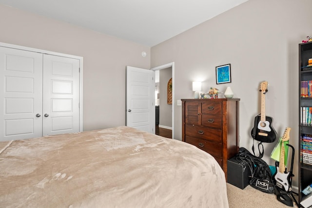 bedroom featuring carpet floors and a closet