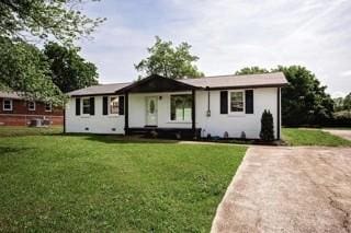 ranch-style home featuring a front lawn