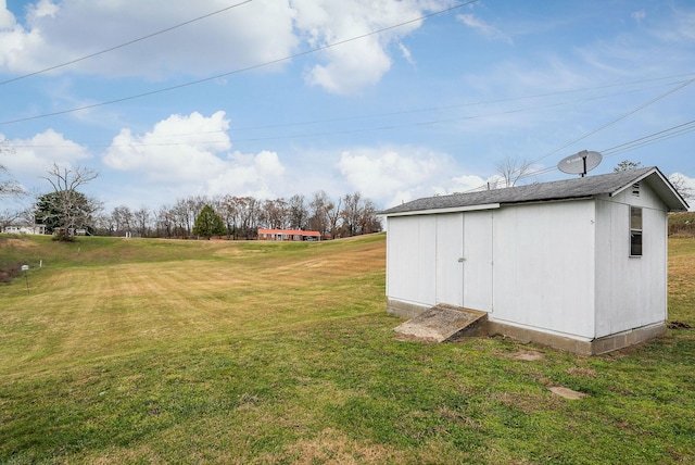 view of yard with a storage unit