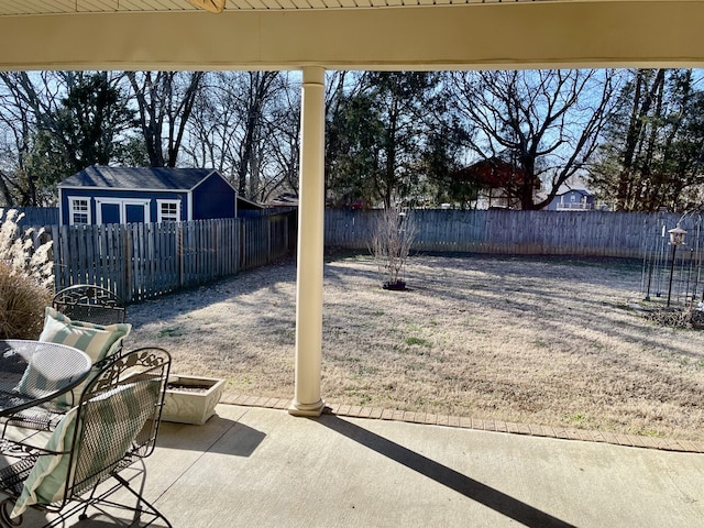 view of yard featuring an outdoor structure and a patio area