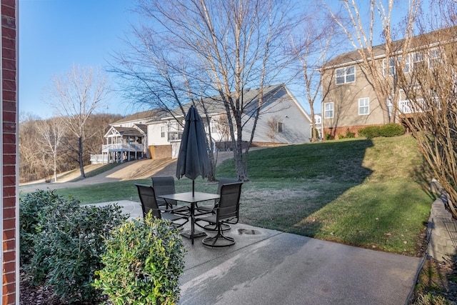 view of yard featuring a patio area