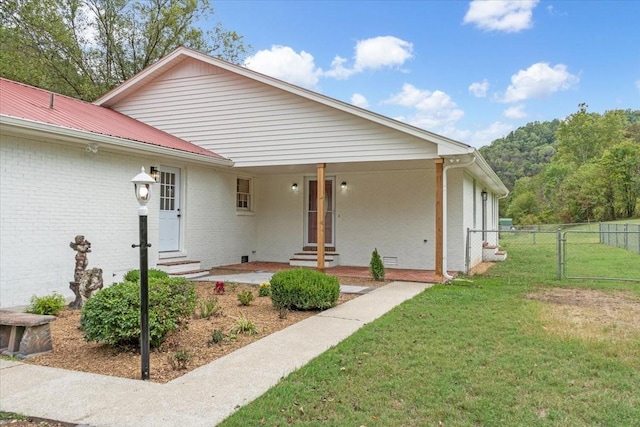 view of front of house featuring a front yard