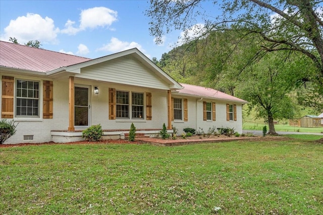 ranch-style home featuring a front lawn