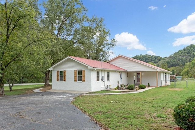 view of front of house featuring a front lawn