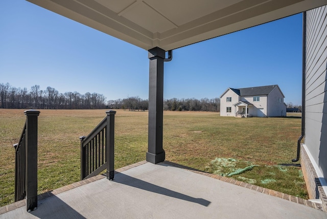 view of yard featuring a patio area