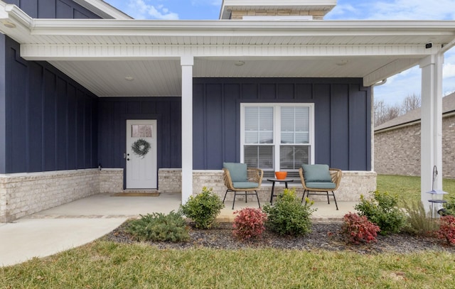 property entrance featuring a porch