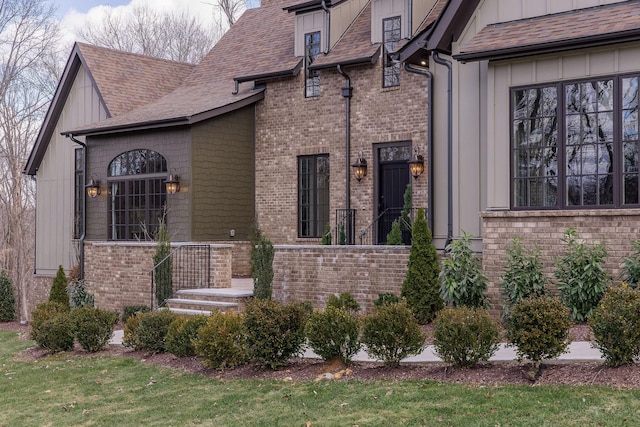 view of front facade featuring a front lawn